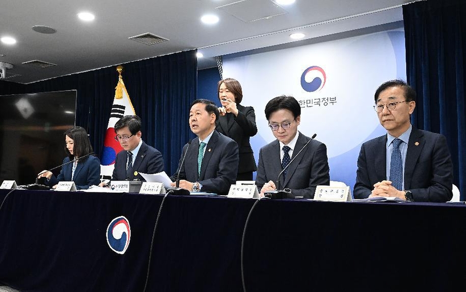 구윤철 부총리 겸 재정경제부 장관이 3월 26일 서울 종로구 정부서울청사에서 열린 비상경제 점검회의 관련 관계부처 합동브리핑 발표문을 낭독하고 있다.