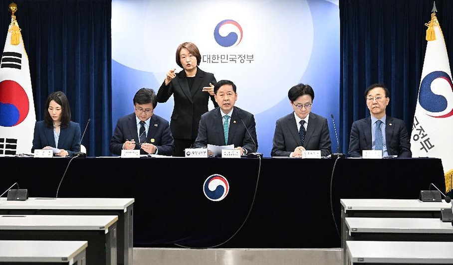 구윤철 부총리 겸 재정경제부 장관이 3월 26일 서울 종로구 정부서울청사에서 열린 비상경제 점검회의 관련 관계부처 합동브리핑 발표문을 낭독하고 있다.