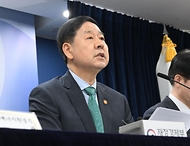 구윤철 부총리 겸 재정경제부 장관이 3월 26일 서울 종로구 정부서울청사에서 열린 비상경제 점검회의 관련 관계부처 합동브리핑 발표문을 낭독하고 있다.