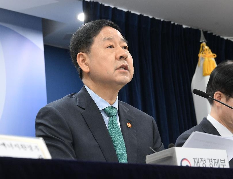 구윤철 부총리 겸 재정경제부 장관이 3월 26일 서울 종로구 정부서울청사에서 열린 비상경제 점검회의 관련 관계부처 합동브리핑 발표문을 낭독하고 있다.