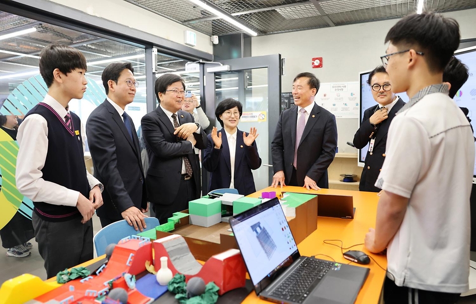 최교진 교육부 장관이 3월 26일 서울 서대문구 가재울청소년센터에서 '안전하고 포용적인 인공지능(AI)·과학기술 기반 마련과 청소년 보호를 위한 업무협약'을 체결하고 있다.