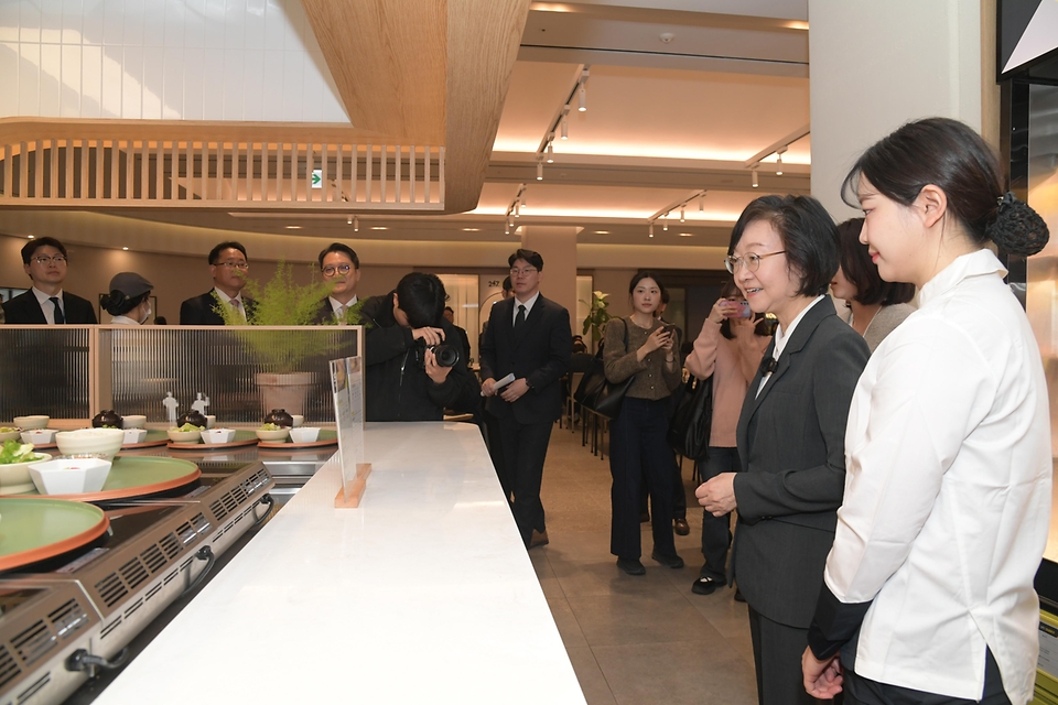 오유경 식품의약품안전처장이 3월 26일 서울 강서구 아워홈 집단급식소를 방문해 자율영양표시 현황을 살펴보고, 서울 식약청 회의실에서 급식 업계 관계자들과 '자율영양표시' 활성화 방안을 모색하는 간담회를 진행하고 있다.