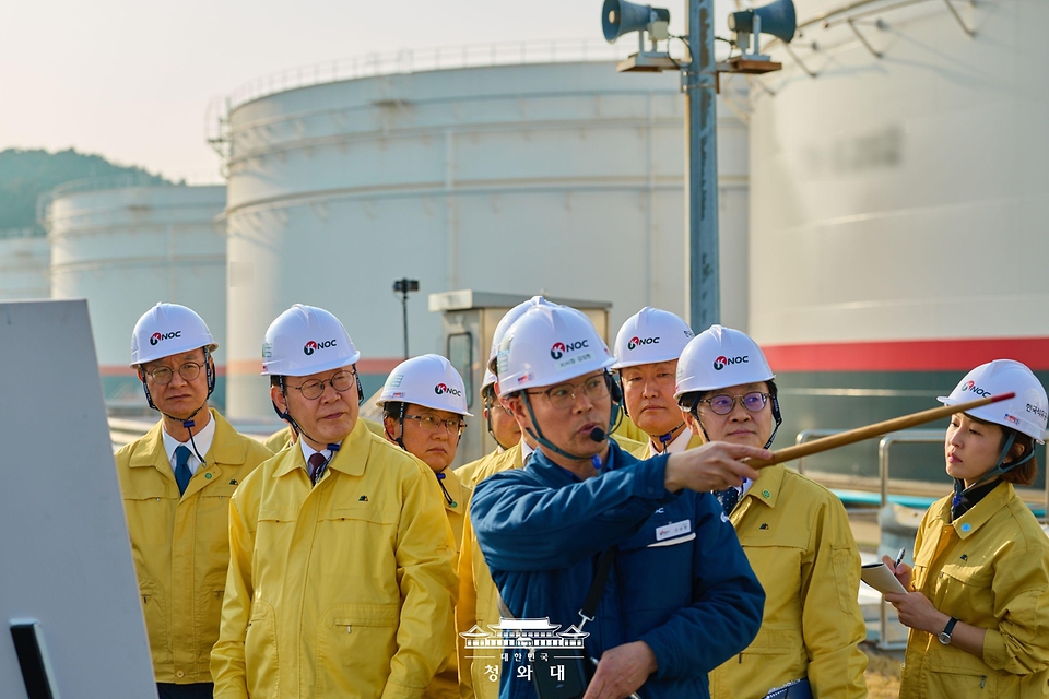 이재명 대통령이 3월 26일 충남 한국석유공사 서산 비축기지에서 시설현황 설명을 듣고 있다.