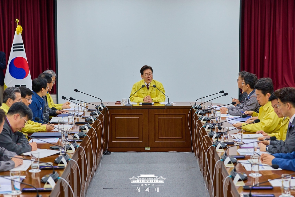 이재명 대통령이 3월 26일 충남 한국석유공사 서산 비축기지에서 열린 석유공사 및 석유화학기업 간담회에서 발언하고 있다.