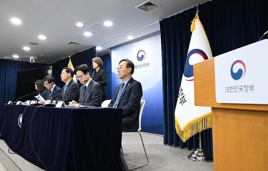 구윤철 부총리 겸 재정경제부 장관이 3월 26일 서울 종로구 정부서울청사에서 열린 비상경제 점검회의 관련 관계부처 합동브리핑 발표문을 낭독하고 있다.