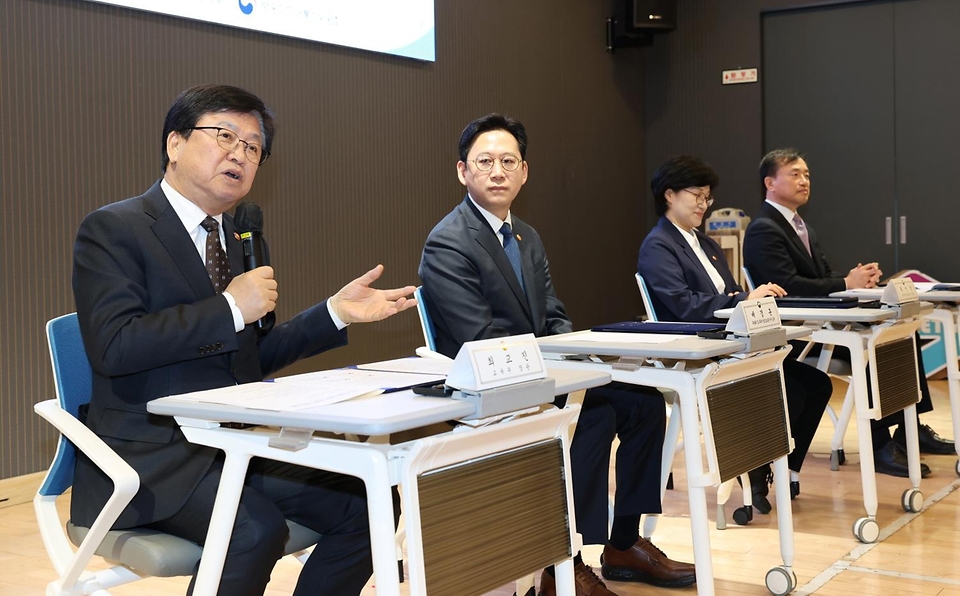 최교진 교육부 장관이 3월 26일 서울 서대문구 가재울청소년센터에서 '안전하고 포용적인 인공지능(AI)·과학기술 기반 마련과 청소년 보호를 위한 업무협약'을 체결하고 있다.