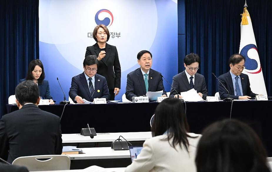 구윤철 부총리 겸 재정경제부 장관이 3월 26일 서울 종로구 정부서울청사에서 열린 비상경제 점검회의 관련 관계부처 합동브리핑 발표문을 낭독하고 있다.