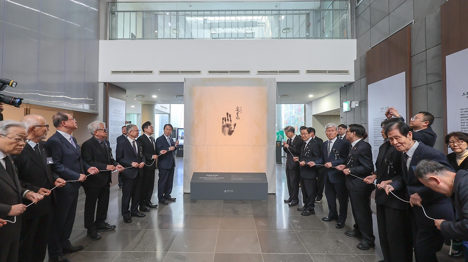 권오을 국가보훈부 장관이 3월 26일 서울시 중구 안중근의사기념관에서 열린 안중근 의사 유묵 공개 행사에 참석해 주요 내빈들과 함께 제막식을 하고 있다.