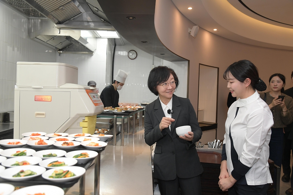 오유경 식품의약품안전처장이 3월 26일 서울 강서구 아워홈 집단급식소를 방문해 자율영양표시 현황을 살펴보고, 서울 식약청 회의실에서 급식 업계 관계자들과 '자율영양표시' 활성화 방안을 모색하는 간담회를 진행하고 있다.