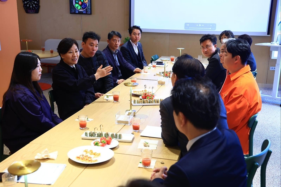 송미령 농림축산식품부 장관이 3월 25일 강원도에서 농업·농촌에 희망을 실현하고 있는 농촌창업가들의 그래도팜과 위로약방을 방문하고 있다.