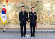 이재명 대통령이 3월 27일 서울 용산 국방부에서 김경률 신임 해군참모총장에게 삼정검 수치를 수여한 뒤 기념촬영을 하고 있다.