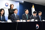 구윤철 부총리 겸 재정경제부 장관이 3월 26일 서울 종로구 정부서울청사에서 열린 비상경제 점검회의 관련 관계부처 합동브리핑 발표문을 낭독하고 있다.