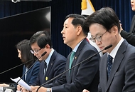 구윤철 부총리 겸 재정경제부 장관이 3월 26일 서울 종로구 정부서울청사에서 열린 비상경제 점검회의 관련 관계부처 합동브리핑 발표문을 낭독하고 있다.