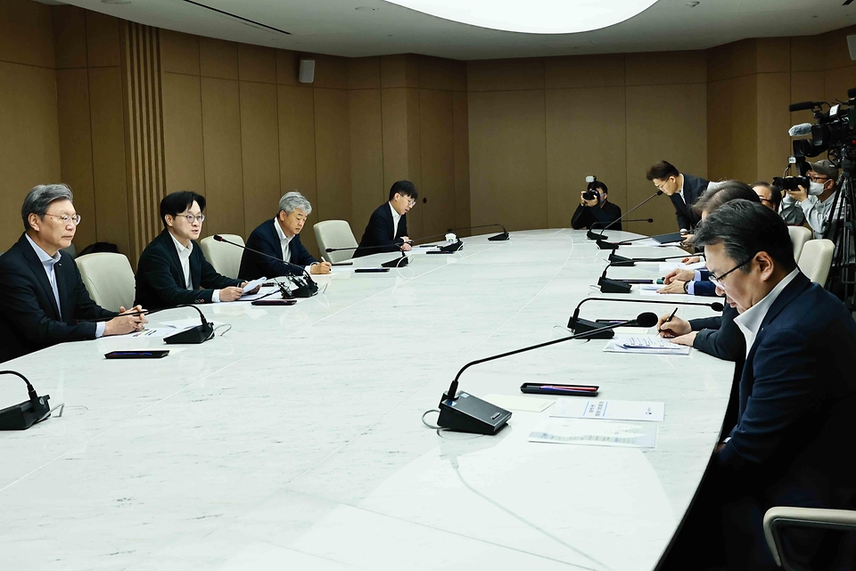 김정관 산업통상부 장관이 3월 27일 서울 중구 대한상공회의소 EC룸에서 최진식 한국중견기업연합회 회장, 이인호 한국무역협회 부회장, 박일준 대한상공회의소 부회장, 김창범 한국경제인협회 부회장, 오기웅 중소기업중앙회 부회장 등 경제 6단체 관계자가 참석한 가운데 열린 '중동전쟁 관련 경제단체 간담회'를 주재했다. <br>
<br>
인사말을 한 후에는 '대통령 주재 비상경제점검회의 후속으로 중동전쟁으로 인한 국내 경제 영향을 점검하고 산업 공급망과 에너지 수요 관리 관련 협업 방안을 논의하고 있다.