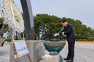 이재명 대통령이 3월 29일 제주 4·3 평화공원에서 위령탑에 분향하고 있다.