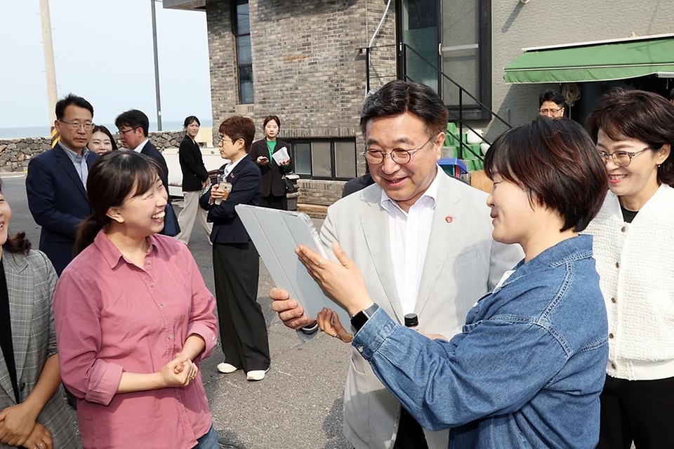 윤호중 행정안전부 장관이 3월 29일 오후 제주 구좌읍 세화리 마을공동체 현장을 방문해 우수사례 등을 확인하고 주민들을 격려하고 있다.