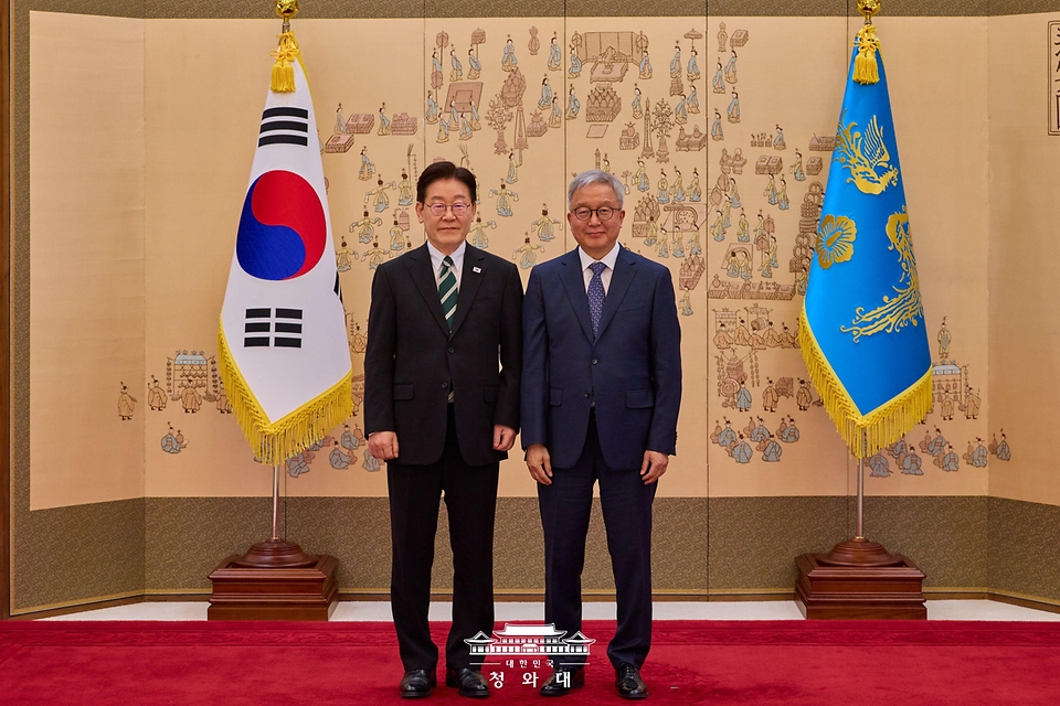 이재명 대통령이 3월 27일 청와대에서 강남훈 기본사회위원회 부위원장에게 위촉장 수여 후 기념 촬영을 하고 있다.