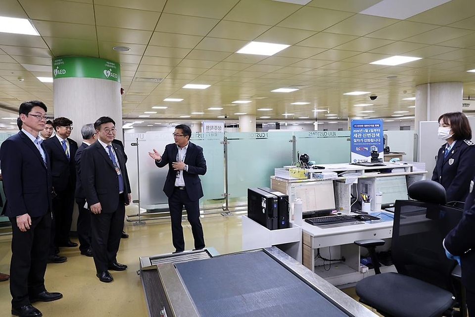 윤호중 행정안전부 장관이 3월 30일 오전 제주국제공항을 방문해 해외 불법 마약류 유통 차단 실태 현장을 점검하고 있다.