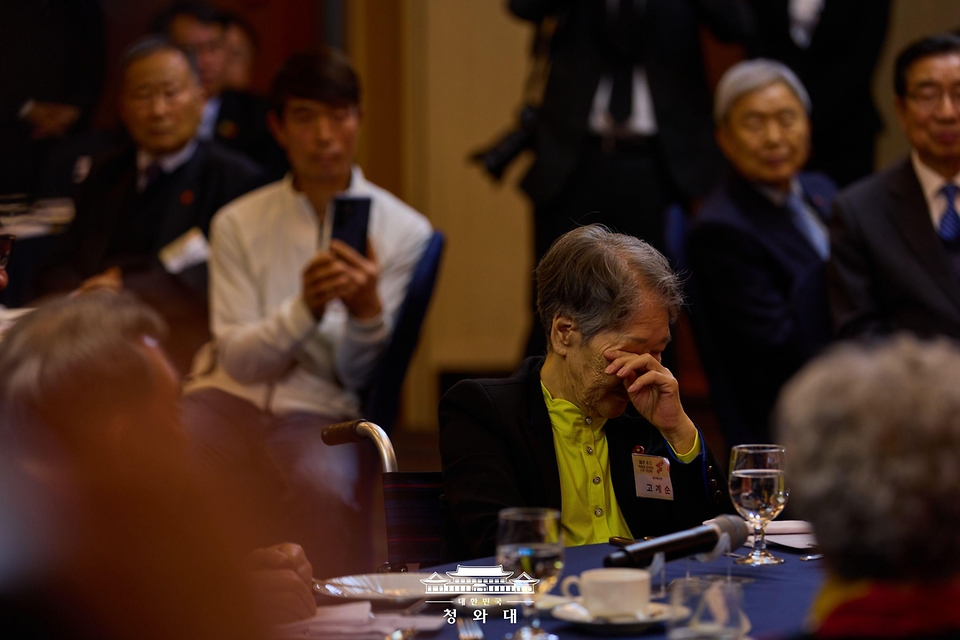 제주 4·3 희생자 유족인 고계순 씨가 3월 29일 제주시 한화리조트에서 열린 제주 4·3 희생자 유족과의 오찬에서 눈물을 닦고 있다.