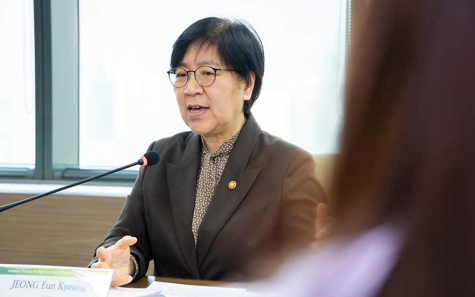 정은경 보건복지부 장관이 3월 27일 서울 한국보건산업진흥원 회의실에서 마나우다 말라시(Manaouda Malachie) 카메룬 보건부 장관과 만나 응급의료체계 협력에 대해 논의하고 있다.