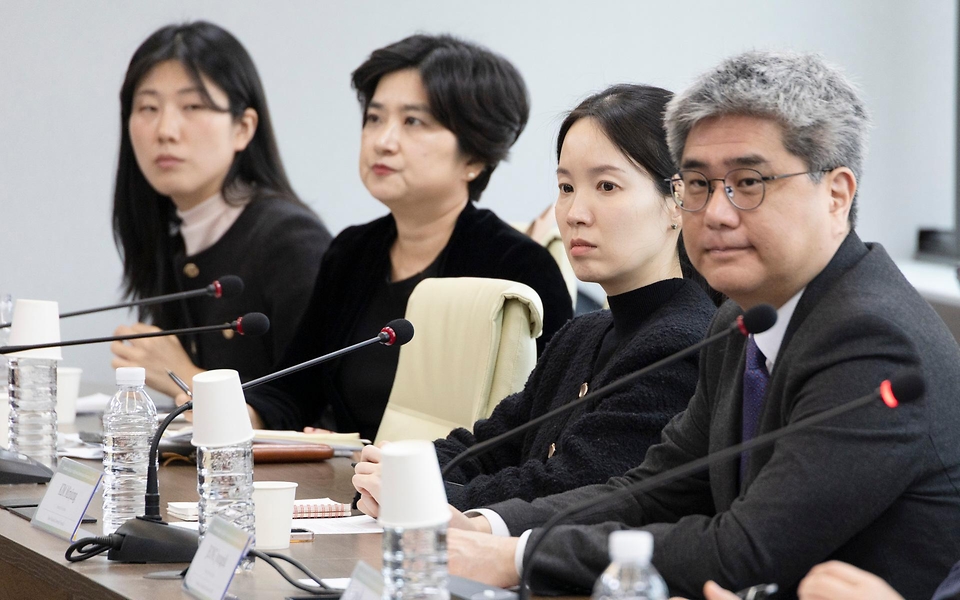 정은경 보건복지부 장관이 3월 27일 서울 한국보건산업진흥원 회의실에서 마나우다 말라시(Manaouda Malachie) 카메룬 보건부 장관과 만나 응급의료체계 협력에 대해 논의하고 있다.
