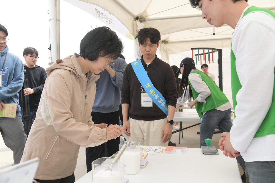 오유경 식품의약품안전처장이 3월 29일 서울 여의도 한강공원에서 열린 '삼삼한 걷기' 행사에 참석해 시민들과 함께 행사장을 둘러보고 있다.