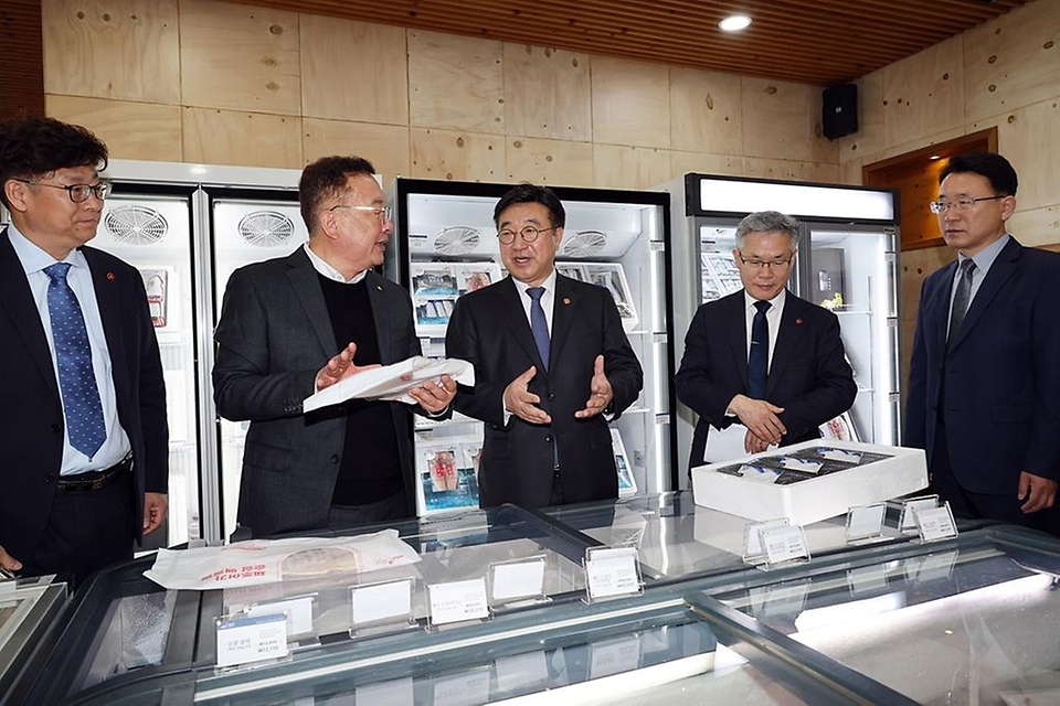 윤호중 행정안전부 장관이 3월 30일 오전 제주 수산물 제공업체를 방문해 고향사랑기부제 답례품 수급 및 품질관리 현장을 점검하고 있다.