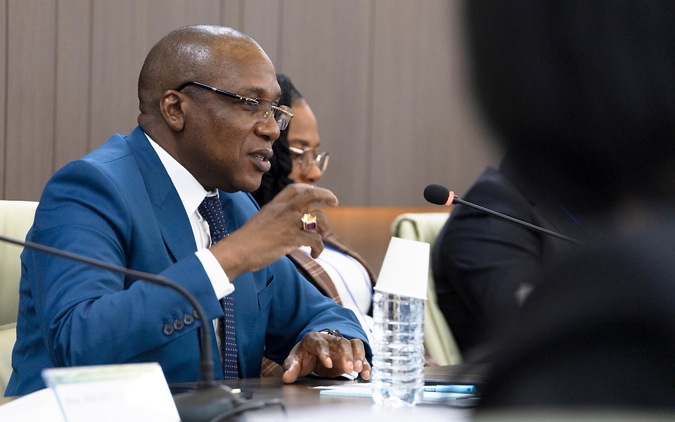 정은경 보건복지부 장관이 3월 27일 서울 한국보건산업진흥원 회의실에서 마나우다 말라시(Manaouda Malachie) 카메룬 보건부 장관과 만나 응급의료체계 협력에 대해 논의하고 있다.