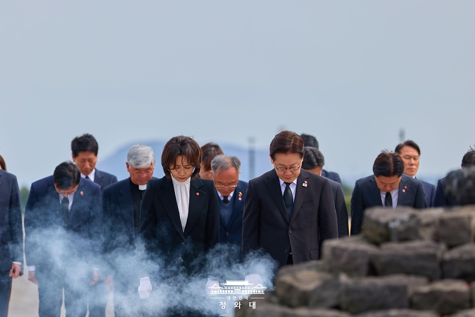 이재명 대통령과 김혜경 여사가 3월 29일 제주 4·3 평화공원에서 분향 후 묵념하고 있다.