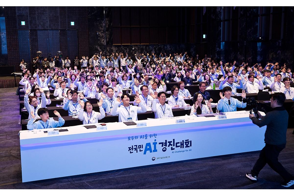 배경훈 부총리 겸 과학기술정보통신부 장관이 3월 26일 서울 서초구 엘타워에서 열린 '전국민 AI 경진대회 개막식'에서 김종국 국민홍보대사 및 서포터즈들과 기념촬영을 하고 있다.