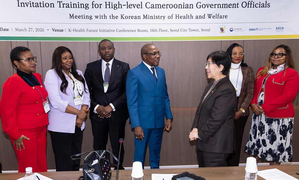 정은경 보건복지부 장관이 3월 27일 서울 한국보건산업진흥원 회의실에서 마나우다 말라시(Manaouda Malachie) 카메룬 보건부 장관과 만나 응급의료체계 협력에 대해 논의하고 있다.