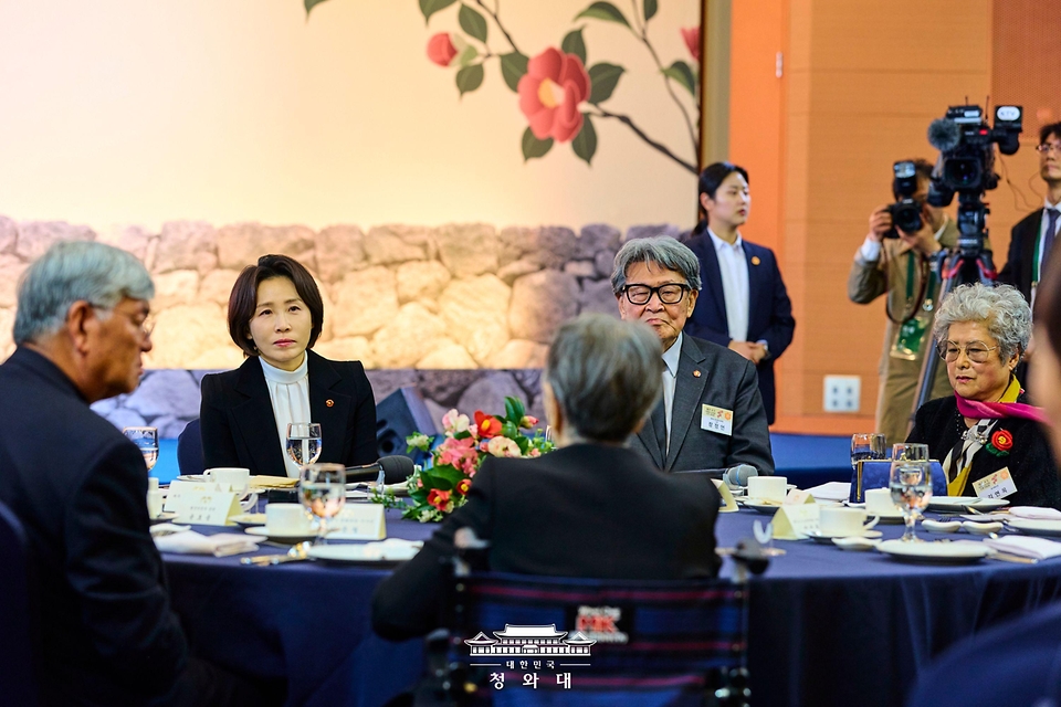 김혜경 여사가 3월 29일 제주시의 한 호텔에서 열린 제주 4.3 희생자 유족과의 오찬에서 참석자들의 발언을 경청하고 있다.