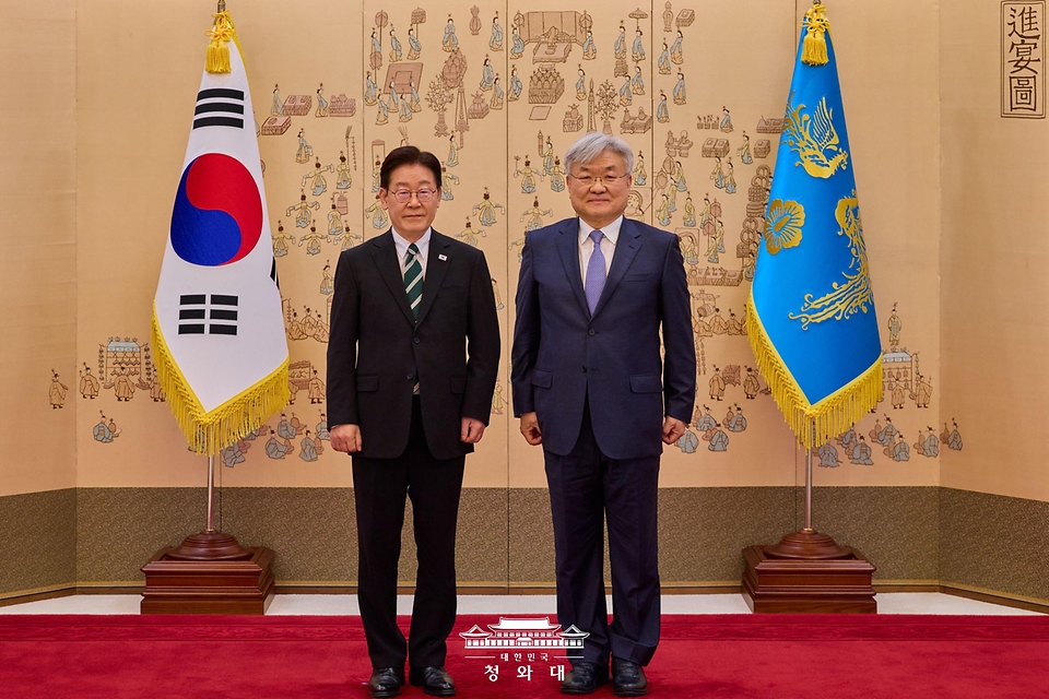 이재명 대통령이 3월 27일 청와대에서 이경수 국가과학기술자문회의 부의장에게 위촉장 수여 후 기념 촬영을 하고 있다.