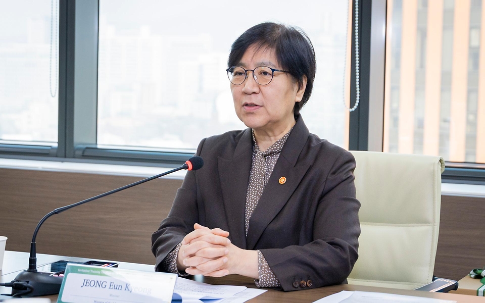 정은경 보건복지부 장관이 3월 27일 서울 한국보건산업진흥원 회의실에서 마나우다 말라시(Manaouda Malachie) 카메룬 보건부 장관과 만나 응급의료체계 협력에 대해 논의하고 있다.