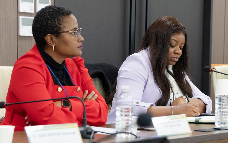 정은경 보건복지부 장관이 3월 27일 서울 한국보건산업진흥원 회의실에서 마나우다 말라시(Manaouda Malachie) 카메룬 보건부 장관과 만나 응급의료체계 협력에 대해 논의하고 있다.
