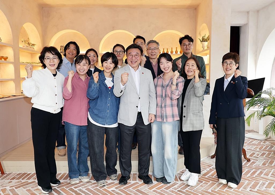 윤호중 행정안전부 장관이 3월 29일 오후 제주 구좌읍 세화리 마을공동체 현장을 방문해 우수사례 등을 확인하고 마을 주민들과 간담회를 한 뒤 기념촬영을 하고 있다.