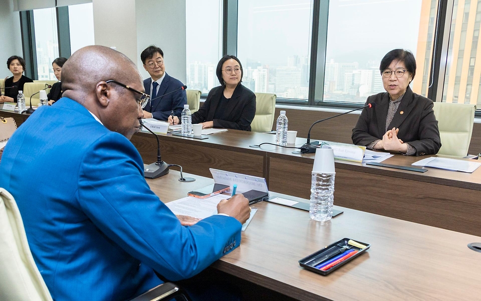 정은경 보건복지부 장관이 3월 27일 서울 한국보건산업진흥원 회의실에서 마나우다 말라시(Manaouda Malachie) 카메룬 보건부 장관과 만나 응급의료체계 협력에 대해 논의하고 있다.