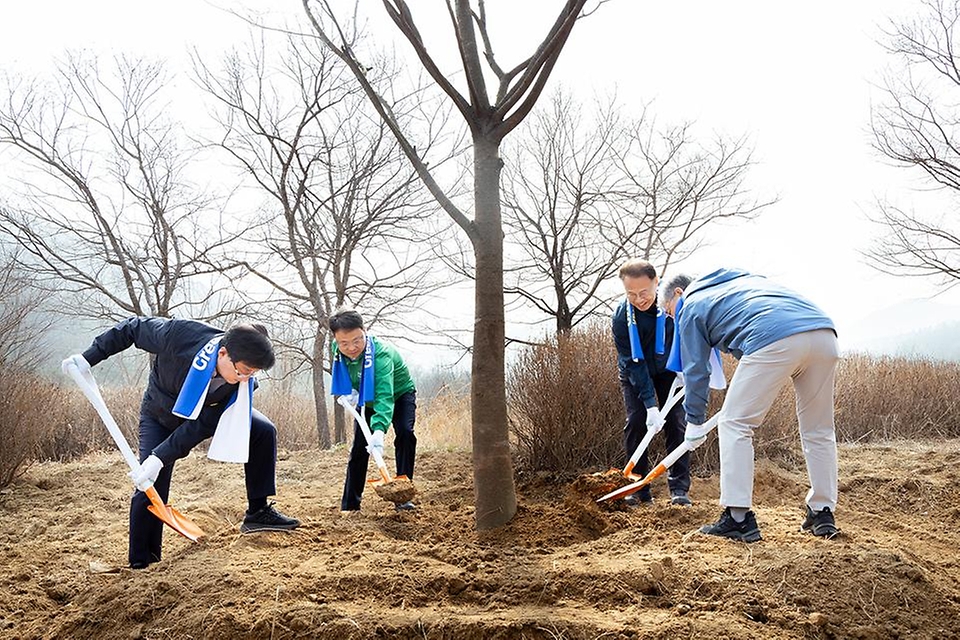 김성환 기후에너지환경부 장관이 3월 27일 경기도 용인시 경안천 일원에서 기후부-삼성전자-산림청-한국환경보전원이 함께 하는 '탄소흡수원 확충을 위한 민간참여 나무심기 행사'에 참석해 인사말을 하고, 김용관 삼성전자 사장, 박은식 산림청장, 신진수 한국환경보전원장 외 참여 직원들과 기념식수를 하고 있다.