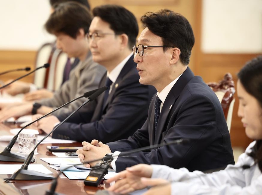 김민석 국무총리가 3월 30일 세종대로 정부서울청사에서 열린 반려동물 정책위원회를 주재하고 있다.