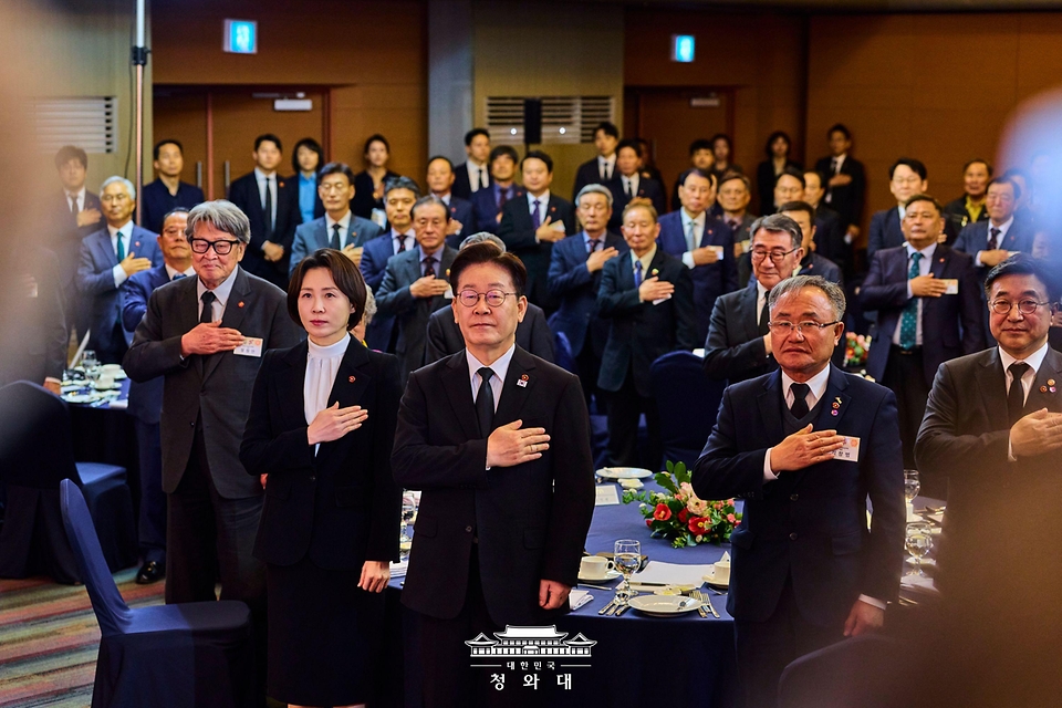 이재명 대통령과 김혜경 여사가 3월 29일 제주시의 한 호텔에서 열린 제주 4·3 희생자 유족과의 오찬에서 국민의례를 하고 있다.