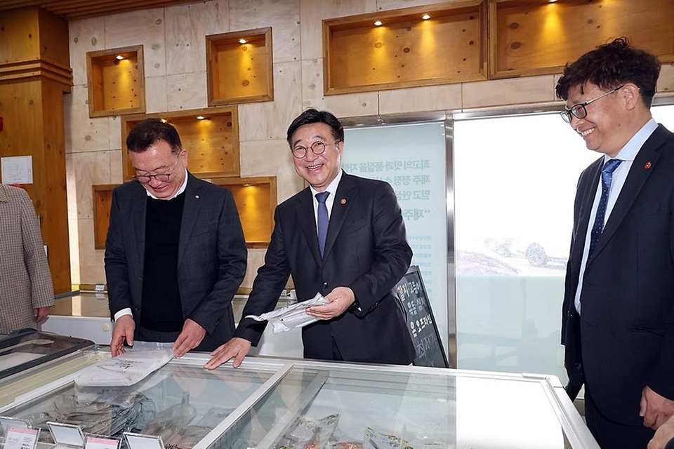 윤호중 행정안전부 장관이 3월 30일 오전 제주 수산물 제공업체를 방문해 고향사랑기부제 답례품 수급 및 품질관리 현장을 점검하고 있다.