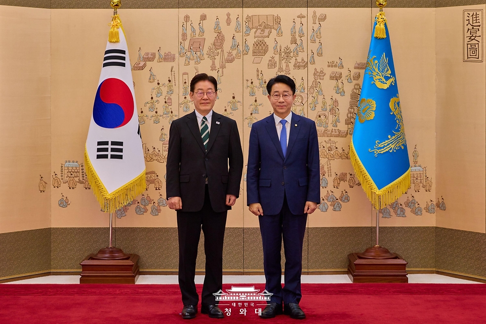 이재명 대통령이 3월 27일 청와대에서 조정식 대통령 정무특별보좌관에게 위촉장 수여 후 기념 촬영을 하고 있다.