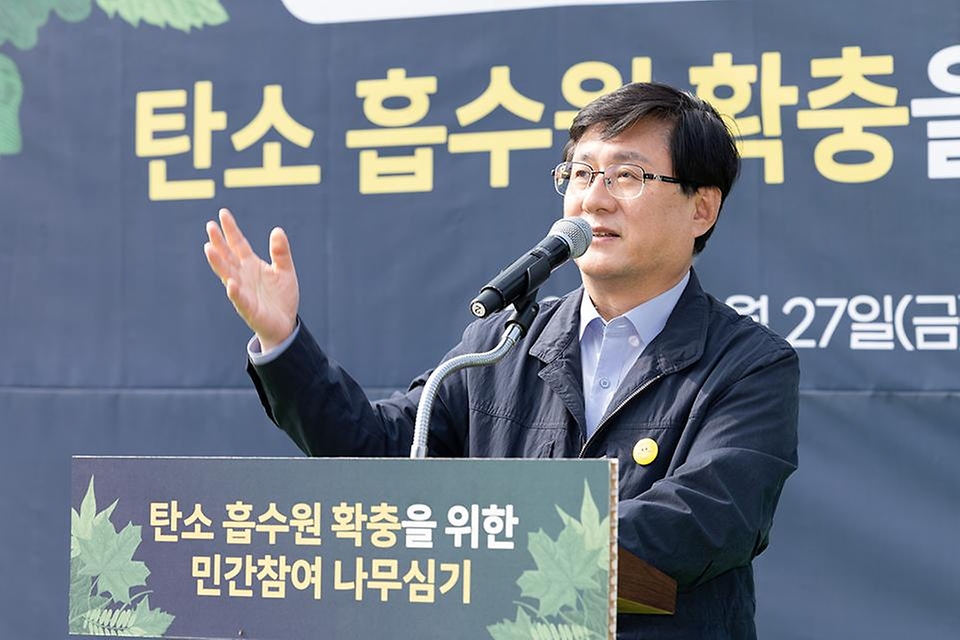김성환 기후에너지환경부 장관이 3월 27일 경기도 용인시 경안천 일원에서 기후부-삼성전자-산림청-한국환경보전원이 함께 하는 '탄소흡수원 확충을 위한 민간참여 나무심기 행사'에 참석해 인사말을 하고, 김용관 삼성전자 사장, 박은식 산림청장, 신진수 한국환경보전원장 외 참여 직원들과 기념식수를 하고 있다.