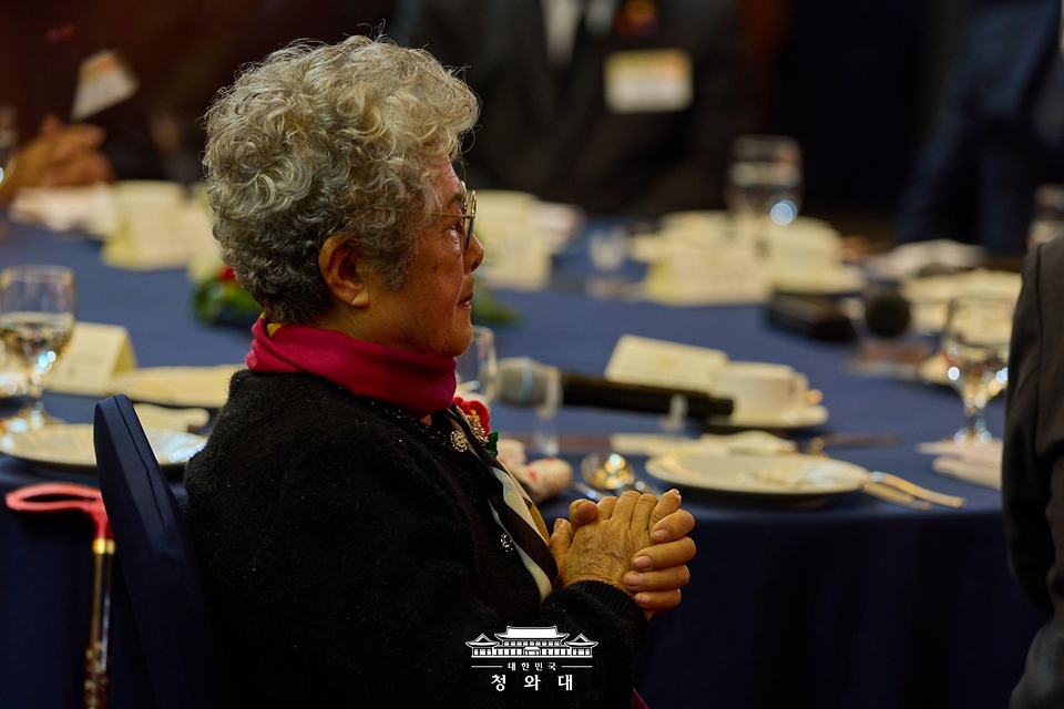  3월 29일 제주시 한화리조트에서 열린 제주 4·3 희생자 유족과의 오찬에 참석한 한 유족의 모습.