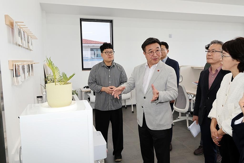 윤호중 행정안전부 장관이 3월 29일 오후 제주 구좌읍 세화리 마을공동체 현장을 방문해 우수사례 등을 확인하고 주민들을 격려하고 있다.