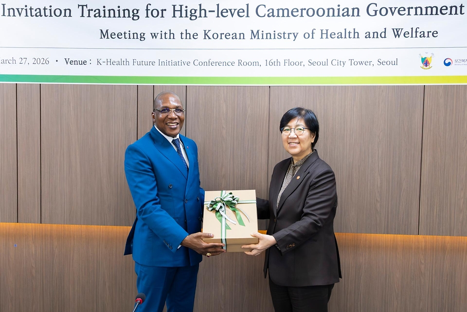 정은경 보건복지부 장관이 3월 27일 서울 한국보건산업진흥원 회의실에서 마나우다 말라시(Manaouda Malachie) 카메룬 보건부 장관과 만나 응급의료체계 협력에 대해 논의하고 있다.