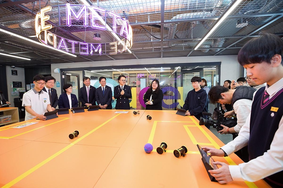 과학기술정보통신부, 교육부, 성평등가족부, 방송미디어통신위원회가 3월 26일 서울 서대문구 가재울청소년센터에서 '안전하고 포용적인 AI 과학기술 기반 마련과 청소년 보호를 위한 업무협약식'을 개최하고 있다.