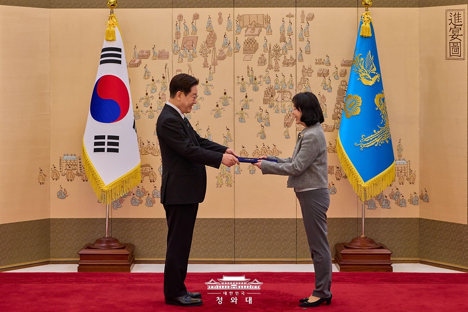 이재명 대통령이 3월 27일 청와대에서 송경희 개인정보보호위원회 위원장에게 임명장을 수여하고 있다.