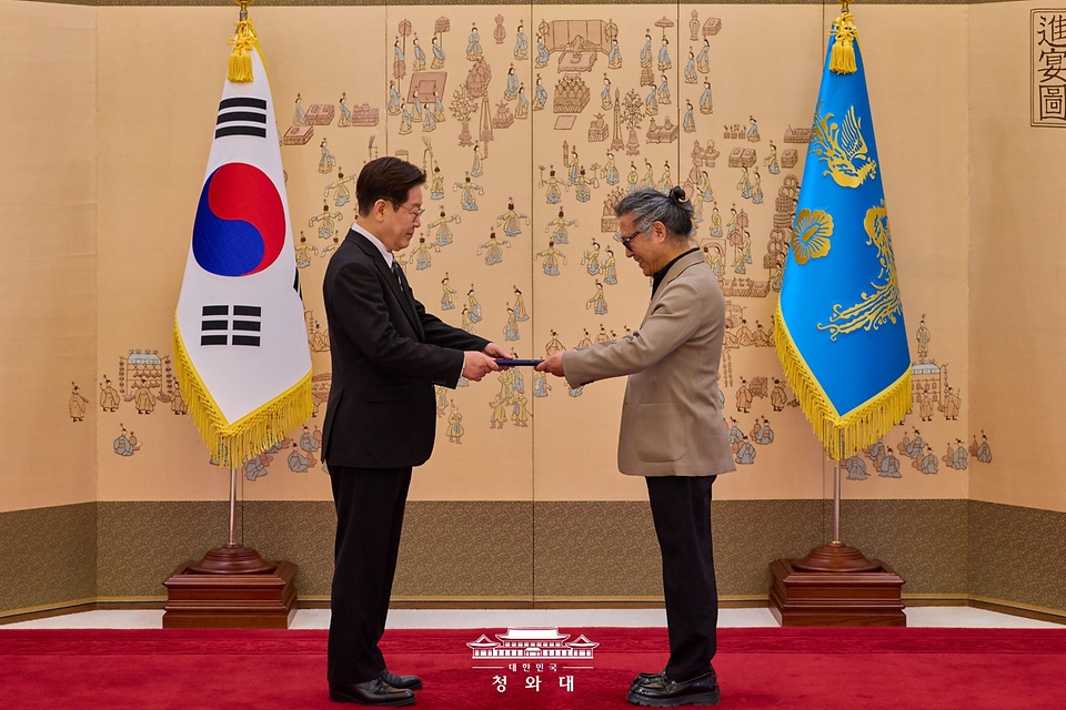 이재명 대통령이 3월 27일 청와대에서 김원중 아시아문화중심도시조성위원회 위원장에게 위촉장을 수여하고 있다.