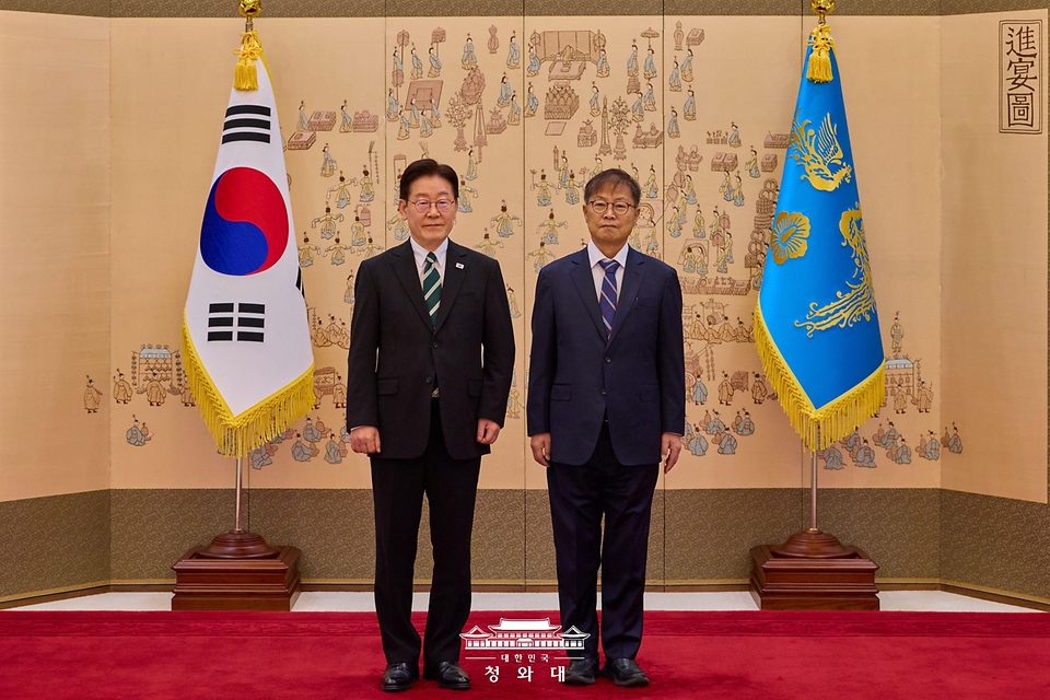 이재명 대통령이 3월 27일 청와대에서 김좌관 국가물관리위원회 위원장에게 임명장 수여 후 기념 촬영을 하고 있다.